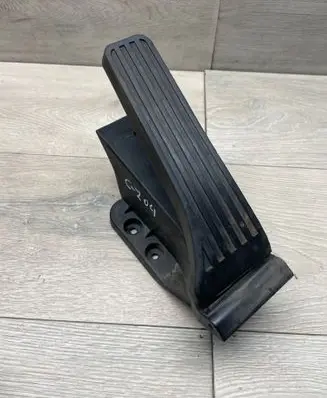 Mercedes-Benz C W204 Accelerator throttle pedal A2043000004 261011 1251