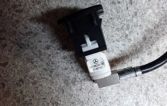 Mercedes-Benz GL X166 USB socket connector A2188200187