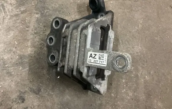 Opel Insignia A Engine mount bracket V060970101