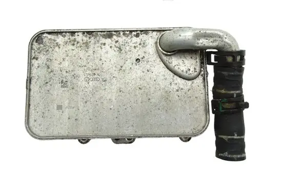 Volkswagen Touareg II Engine oil radiator 6789630AL 059121073 059117015P