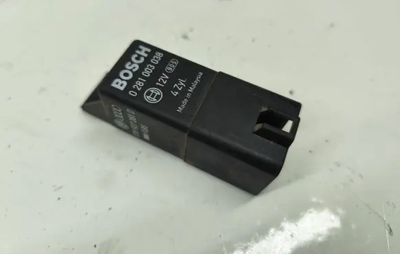 Volkswagen Golf V Glow plug pre-heat relay 038907281D