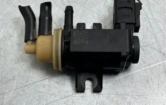 Volkswagen PASSAT B8 Vacuum valve 1K0906627B
