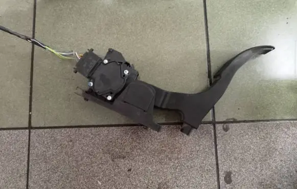 Seat Ibiza III (6L) Accelerator throttle pedal 6Q1721503D 591403817YB3 0281002378