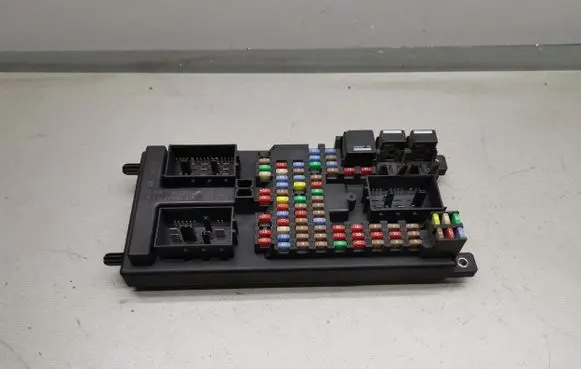 Land Rover Discovery 3 - LR3 Fuse module YQE500420 519051718