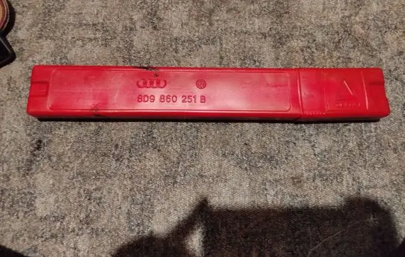Audi TT Mk1 Emergency warning sign 8D9860251B