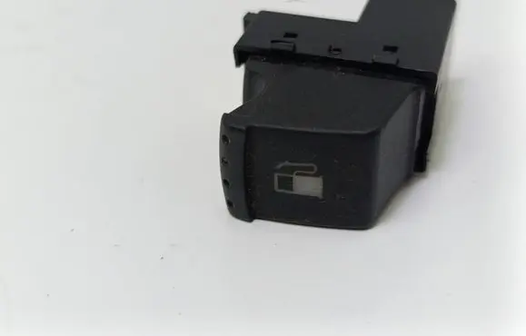 Volkswagen PASSAT B5.5 Fuel tank opening switch 1J0959833A