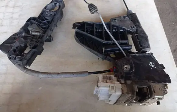 Mercedes-Benz GL X164 Rear door lock a1647330914