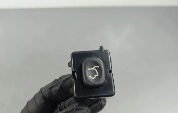 Dodge Durango Tailgate/boot open switch button P04602751AA