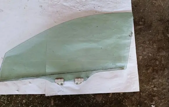 Honda Accord Front door window glass four-door
