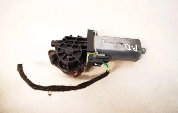 Mercedes-Benz C W203 Seat adjustment motor 0390203002 82041999-4