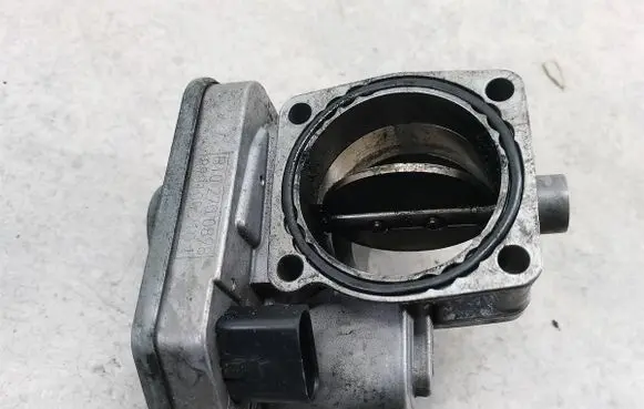 Opel Astra J Throttle body valve 8981052101