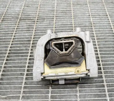 Volkswagen PASSAT B8 Engine mount bracket 3Q0199262J