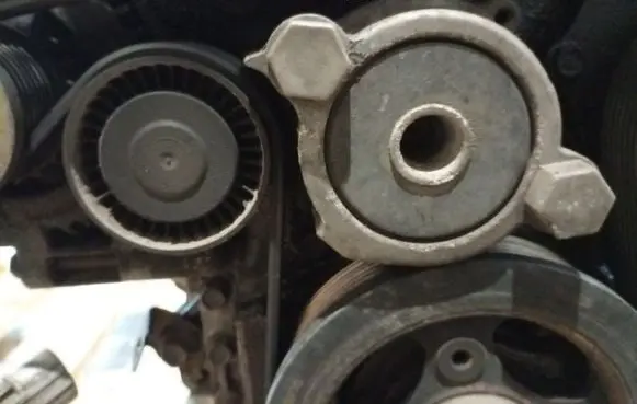 Lexus IS 220D-250-350 Generator/alternator belt tensioner