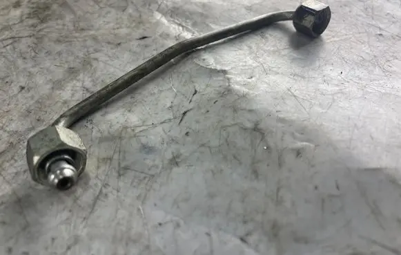 Jeep Cherokee IV KK Fuel injector supply line/pipe 