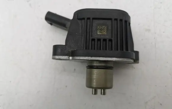 Volkswagen Golf VIII Camshaft vanos timing valve 1302200134097 04E906048A