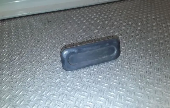 Tailgate opening switch