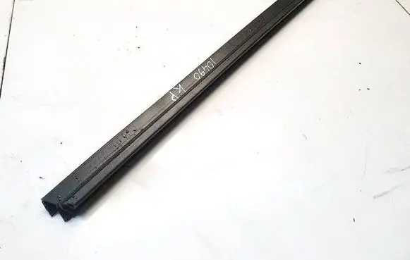 Skoda Octavia Mk2 (1Z) Front door glass trim molding 1z0837479a