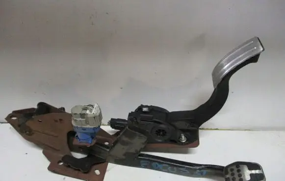 Ford Focus Accelerator throttle pedal EV619F836EA