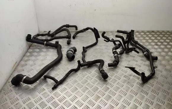 Volkswagen Golf VII Engine coolant pipe/hose 04L121065CR 5Q0122073BK 04L131525J