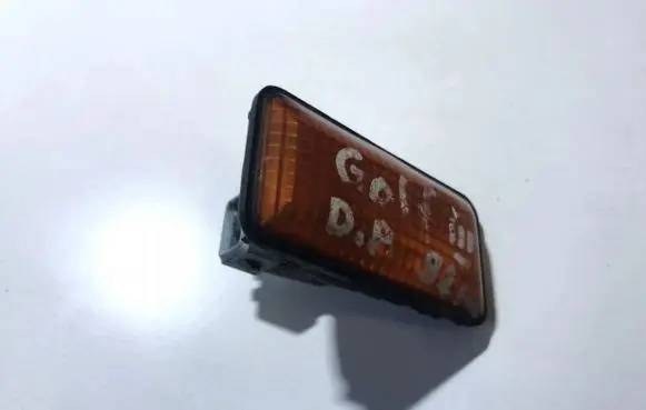 Front fender indicator light