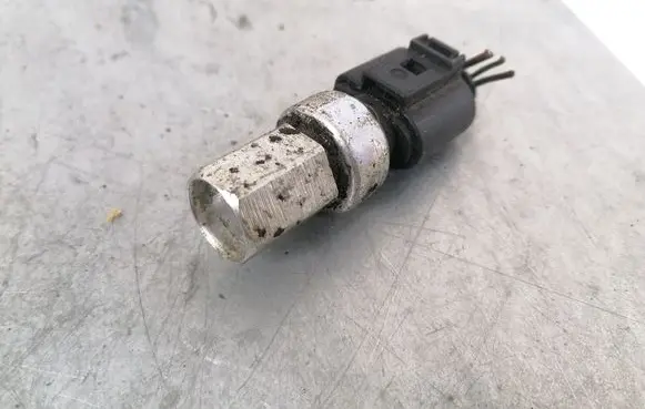 Volkswagen PASSAT B6 Air conditioning (A/C) pressure sensor 1J0959126