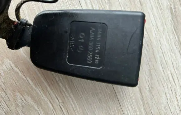 Mercedes-Benz C AMG W204 Middle seatbelt buckle (rear) A2048602569 141143154
