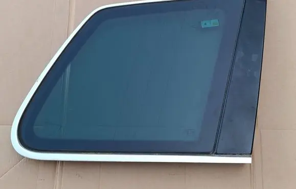 Volkswagen Touareg I Rear side window DOT32M19AS3 43R00069 E000190