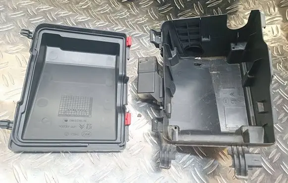 Citroen C4 II Picasso Fuse box set 9804681780