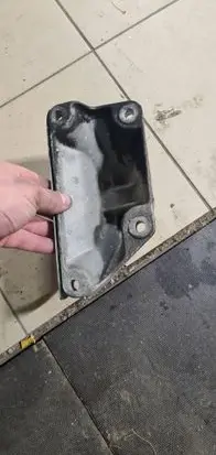 Engine mounting bracket