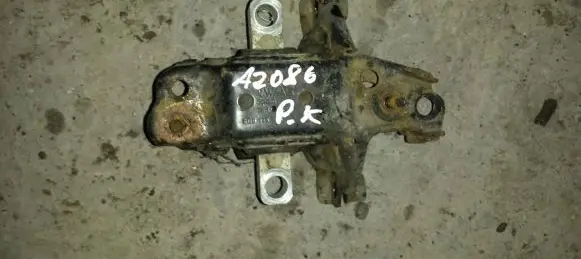 Volkswagen Polo Engine mount bracket