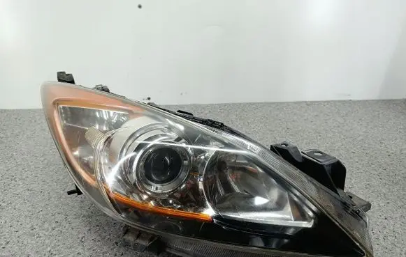 Mazda 3 II Headlight/headlamp