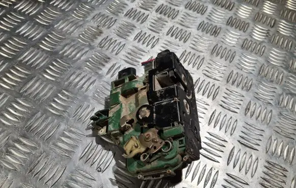 Volkswagen Golf V Coupe door lock (next to the handle) 
