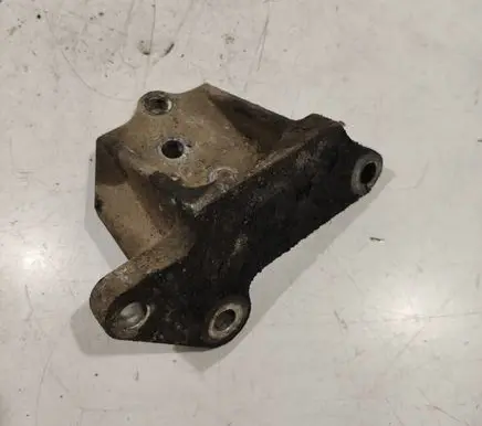 Nissan X-Trail T30 Engine mounting bracket
