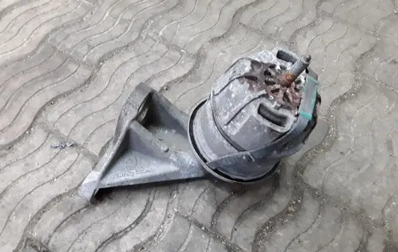 Jaguar S-Type Engine mount bracket NOCODE