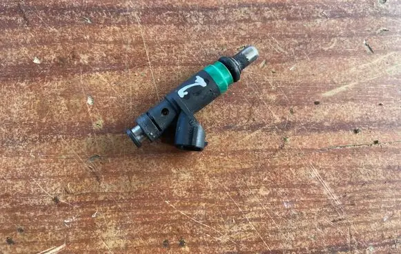 Audi A6 S6 C5 4B Fuel injector 06C133551
