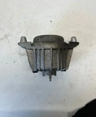 Mercedes-Benz C W204 Engine mount bracket A2042400217 3618503 6185030330