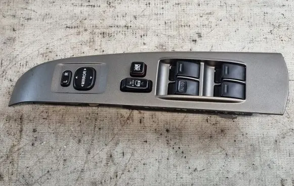 Toyota Prius (XW20) Electric window control switch 8482047050