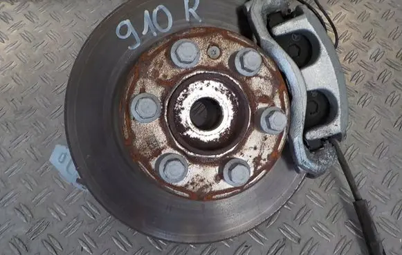 Front wheel hub spindle knuckle