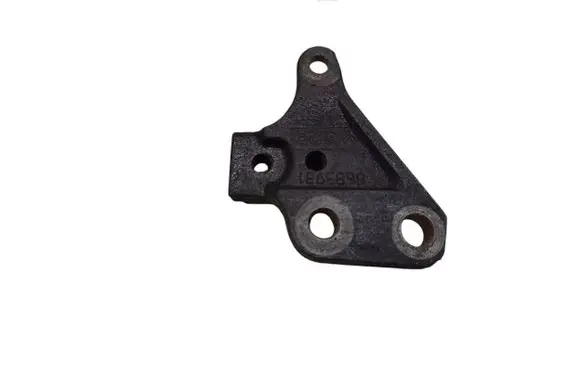 Volvo XC90 Engine mounting bracket 8683931