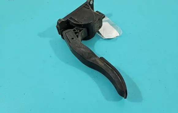 Accelerator throttle pedal