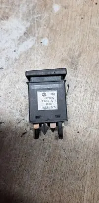 Volkswagen PASSAT B5.5 Windscreen/window heater switch 3B0959621C