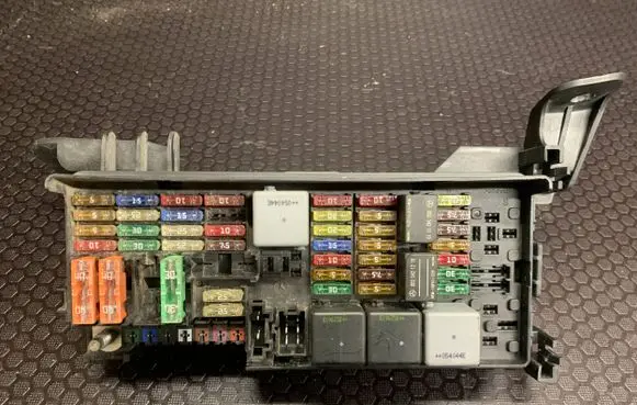 Mercedes-Benz ML W164 Fuse module A1645400272 5072426 15454741