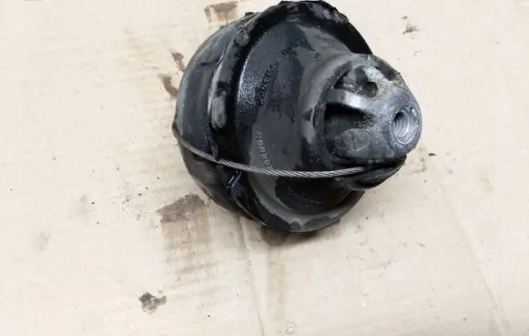 Volvo V70 Engine mount bracket