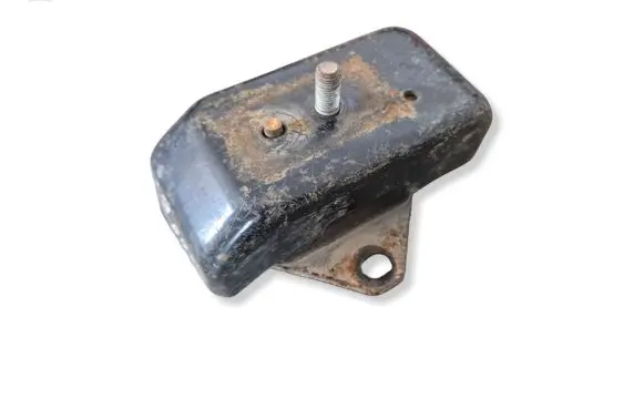 Mitsubishi L200 Engine mount bracket MR995005