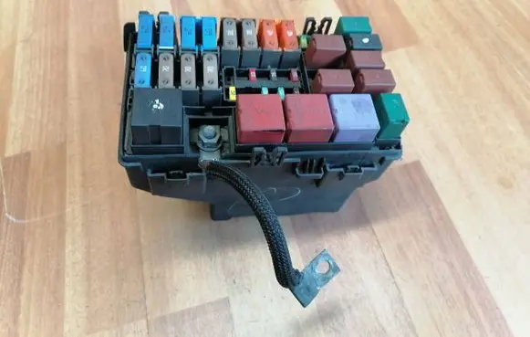 Renault Espace IV Fuse module 240119864R 55RF1XCB0 8200064071