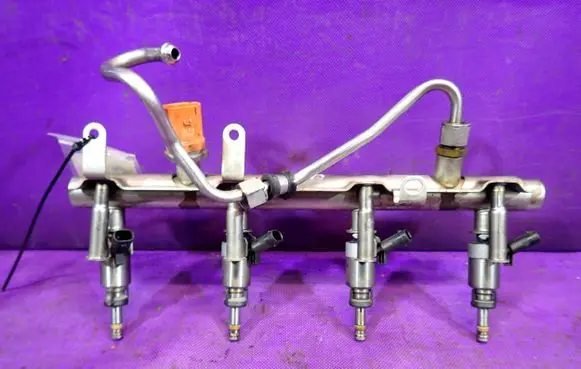 Volkswagen PASSAT CC Fuel main line pipe 06J133317M