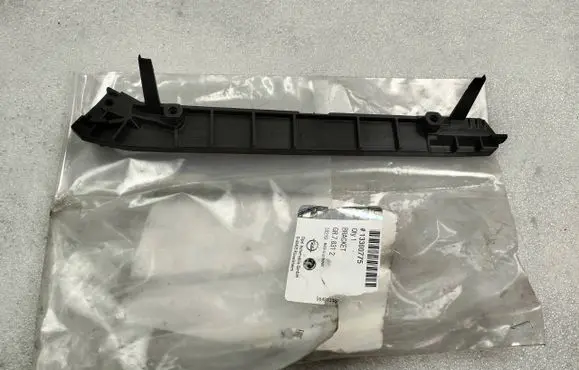 Opel Zafira C Front bumper mounting bracket 13300775