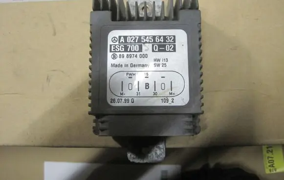 Mercedes-Benz S W220 Coolant fan relay A0275456432