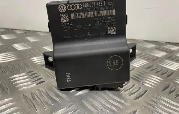 Audi A4 S4 B8 8K Gateway control module 8R0907468J 8R0907468D