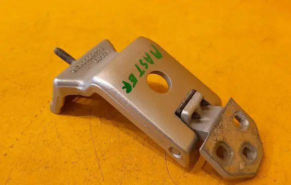 Renault Master III Loading door lower hinge 844000013R